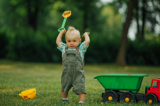 little constructor with shovel - Foto, immagini