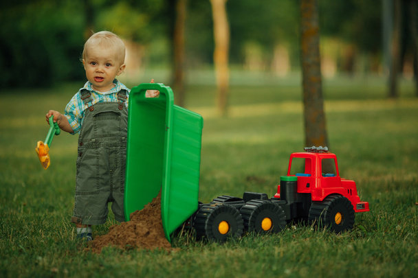 little constructor with shovel - Foto, afbeelding