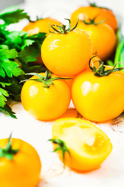 fresh orange tomatoes, juicy summer vegetables and juicy greens - Foto, afbeelding