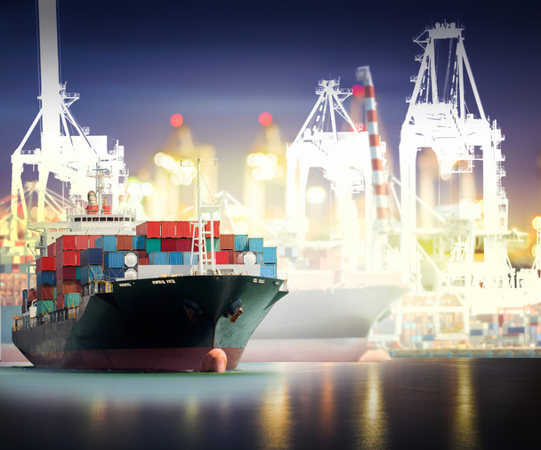 Conteneur cargo avec ports pont-grue dans le port pour l'importation logistique exportation arrière-plan et l'industrie du transport
. - Photo, image