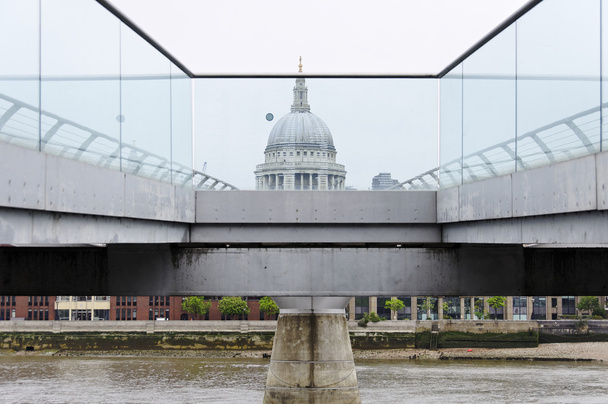 a Millennium-híd és a Szent Pál székesegyház - Fotó, kép
