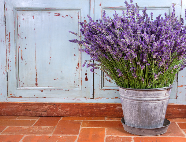 Lavendelstrauß in rustikalem Ambiente - Foto, Bild