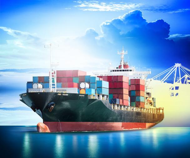 Kontejnerové nákladní loď s porty jeřáb most v přístavu pro logistické dovozu vývozní pozadí a dopravní průmysl. - Fotografie, Obrázek