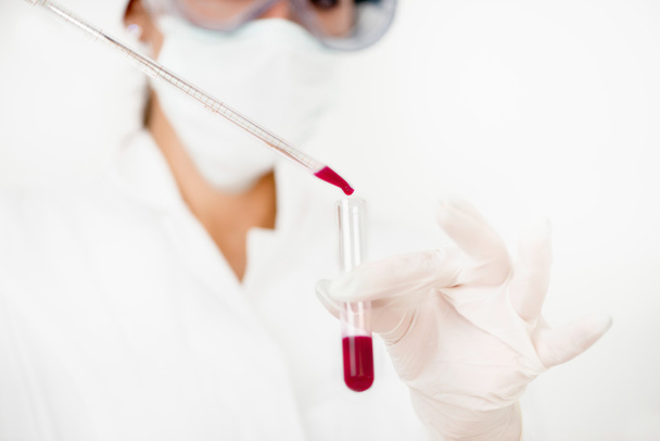 Lab test technicus bloed - Foto, afbeelding