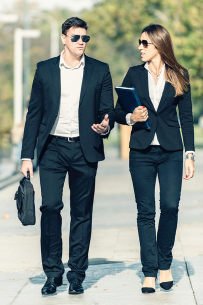 Gente de negocios caminando
 - Foto, imagen
