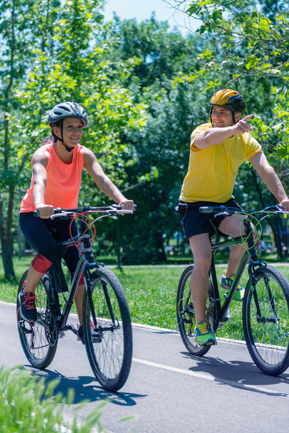 jeune couple vélo d'équitation
 - Photo, image