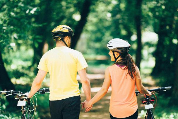 couple amoureux de bicyclettes
 - Photo, image