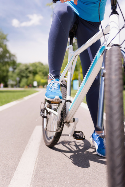  Bisiklet pedalı üzerinde ayak - Fotoğraf, Görsel