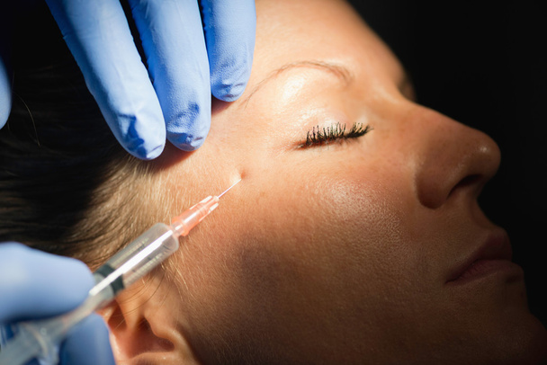 Schönheitsbehandlung an Frau mit Botox - Foto, Bild