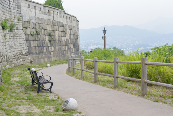 Seoul fortress on naksan mountain - Foto, imagen