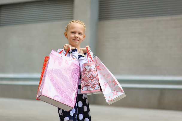 Petite fille aime faire du shopping
 - Photo, image