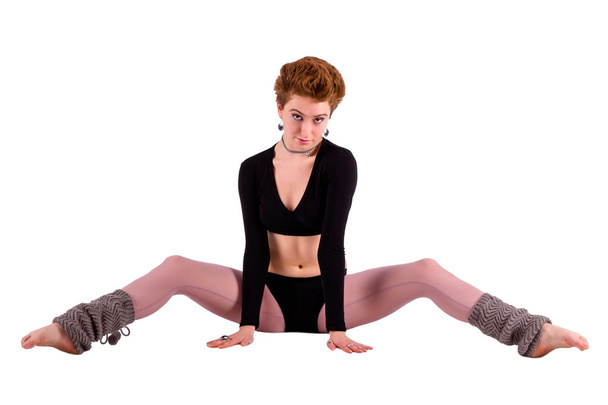 Танцовщица сидит на полу
 - Фото, изображение