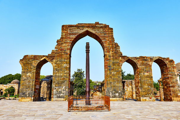 Mehrauli pilíř Qutub Minar území (staré kolona z korozivzdorné oceli) - Fotografie, Obrázek