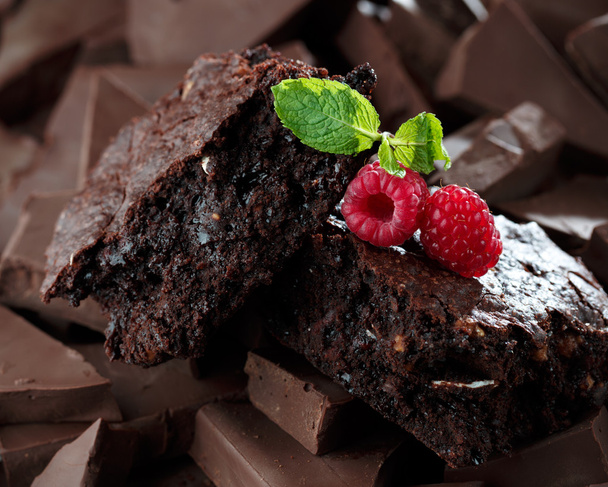 Шоколадные пирожные с малиной
 - Фото, изображение