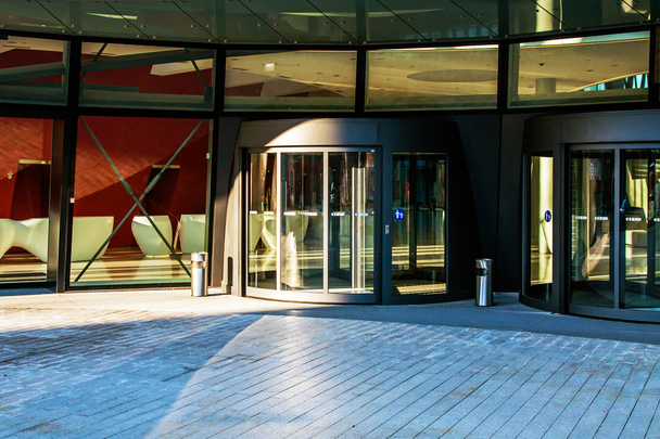 Edificio de oficinas de negocios financieros modernos
  - Foto, Imagen