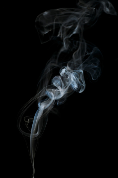 Abstracte lichte rook op donkere achtergrond - Foto, afbeelding