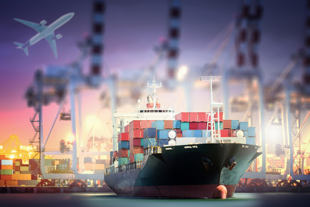 Statek towarowy kontener z portów moście suwnicy w harbor i samolot transportowy dla logistyczne import eksport tło i transportu. - Zdjęcie, obraz