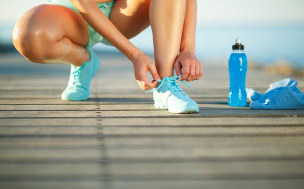 Παπούτσια για τρέξιμο - γυναίκα δένοντας κορδόνια - Φωτογραφία, εικόνα