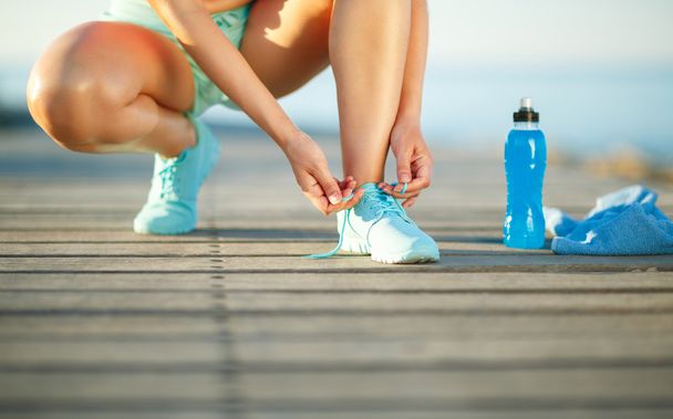 Παπούτσια για τρέξιμο - γυναίκα δένοντας κορδόνια - Φωτογραφία, εικόνα