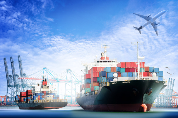 Containerschiff und Frachtflugzeug mit funktionierender Kranbrücke im Werfthintergrund, logistischer Importexport und Transportindustrie. - Foto, Bild