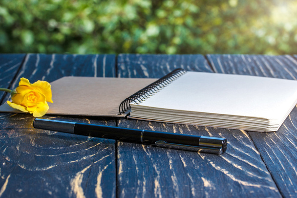 Rose, tollat, és notebook, fából készült íróasztal - Fotó, kép