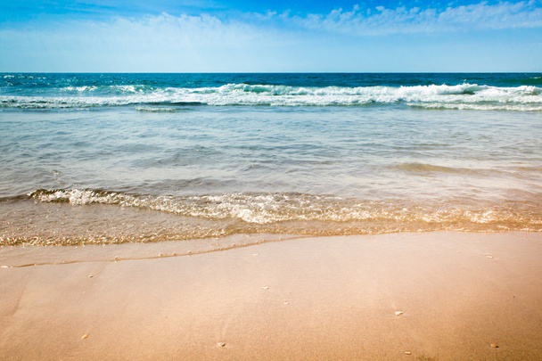 волны разбиваются на пляже - Фото, изображение