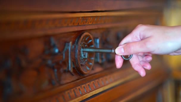Luuranko avain menee vanha avaimenreikä lukko
 - Materiaali, video