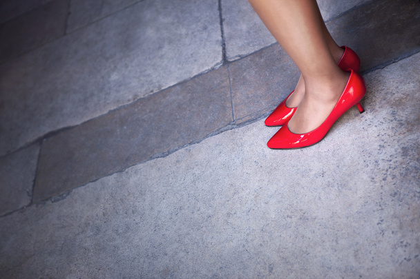 Mädchen mit roten Schuhen - Foto, Bild