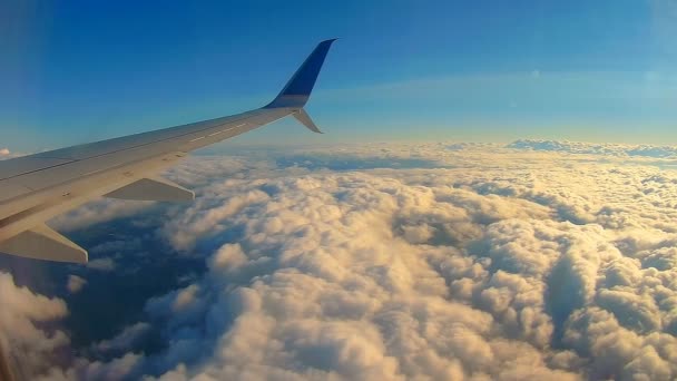Repülő keresztül fehér felhők, a nappali - Felvétel, videó