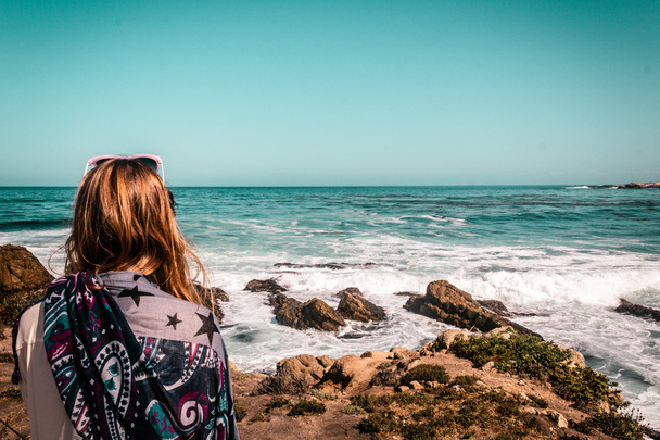 Девушка в главной роли у моря на Калифорнийском побережье
 - Фото, изображение
