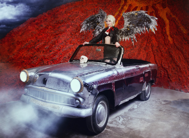 Pin Up tyttö poseeraa klassinen auto tumma enkeli kallo
  - Valokuva, kuva