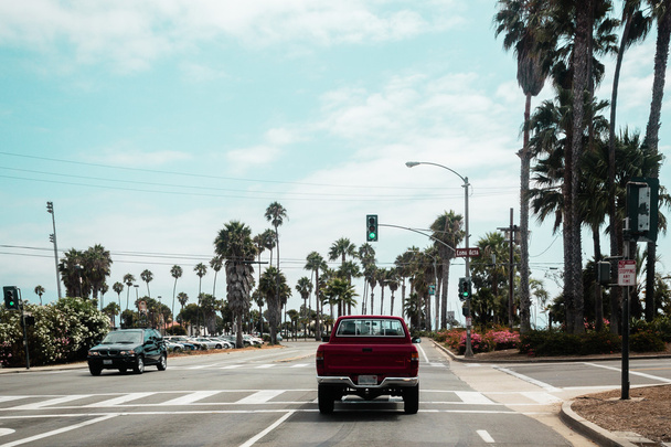 Car in crossing near the beach with palm trees, California, Unit - Foto, imagen