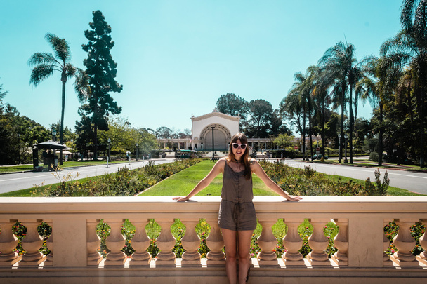 Tyttö Balboa Parkissa San Diegossa
 - Valokuva, kuva