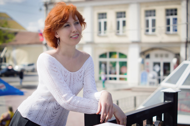 Avrupa sokakta yürüyen güzel kızıl saçlı kadın - Fotoğraf, Görsel