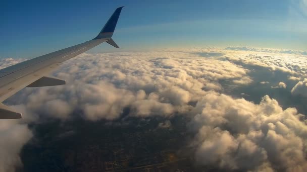 Repülő keresztül fehér felhők, a nappali - Felvétel, videó