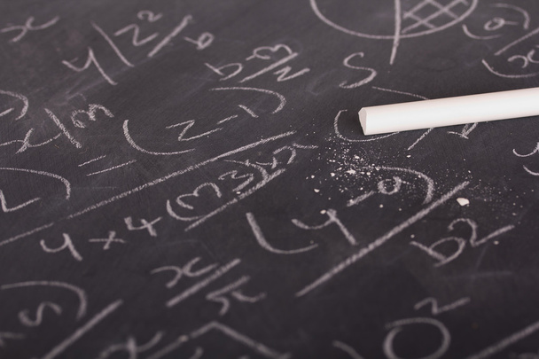 Крупним планом дошка з рівняннями математики
 - Фото, зображення