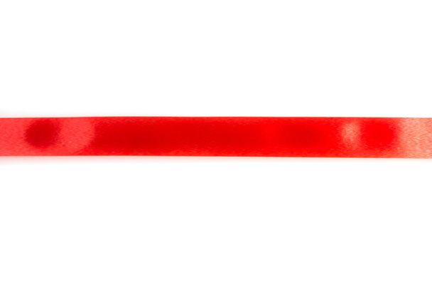 Блискуча червона стрічка з м'якою тінь на білому тлі
 - Фото, зображення