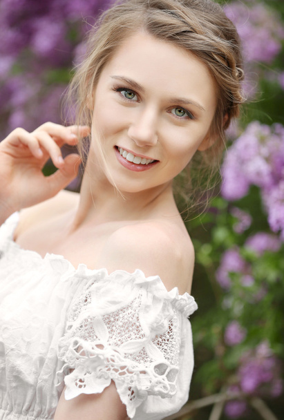 Young beautiful bride in the garden - Zdjęcie, obraz