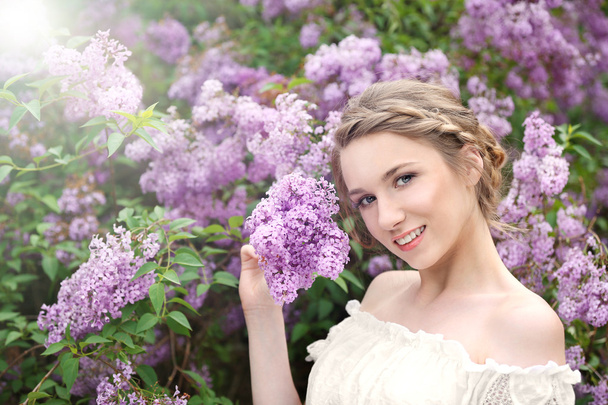 Young beautiful bride in the garden - Zdjęcie, obraz