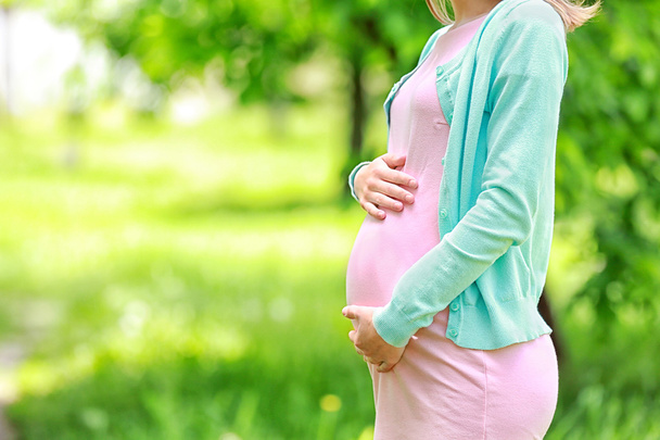 terhes nő park - Fotó, kép