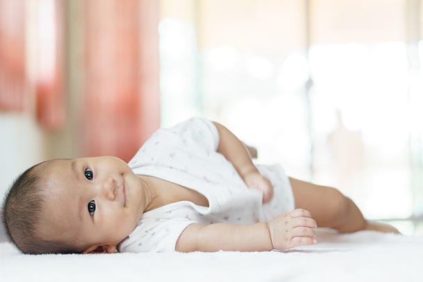 Ασιατική μωρό βρίσκεται στο στομάχι - Φωτογραφία, εικόνα