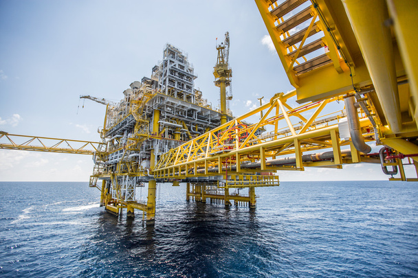 Offshore konstrukce platforma pro produkce ropy a plynu, ropný a plynárenský průmysl a tvrdé práce, výrobě platformu a provoz manuální a automatické funkce, ropy a plošinu a provoz. - Fotografie, Obrázek
