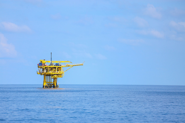 Piattaforma di costruzione offshore per l'industria petrolifera e del gas, l'industria petrolifera e del gas e il duro lavoro, la piattaforma di produzione e il processo operativo con funzione manuale e automatica, l'industria petrolifera e degli impianti di perforazione e il funzionamento
. - Foto, immagini