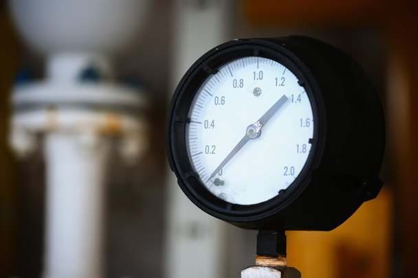 Miernik ciśnienia w procesie produkcji ropy i gazu dla monitora stanu, miernik dla miara w pracy przemysłu, branży tło i bliska miernika, manometr ciśnienia środka w procesie. - Zdjęcie, obraz