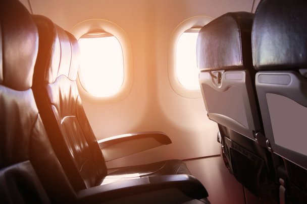 Viaje sozinho de avião para algum lugar, Viaje em negócios de avião e veja pela janela do avião, vista do céu do avião de alto nível, interior do avião para o nível de primeira classe e suporte VIP
. - Foto, Imagem