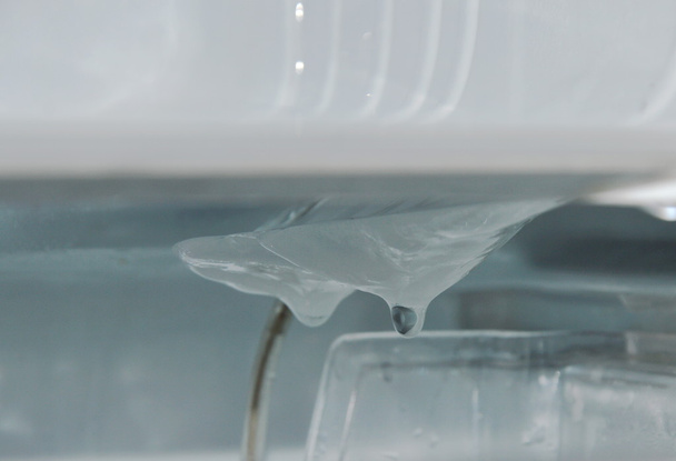 kropla wody z lodu w lodówce podczas odszraniania i czyszczenie - Zdjęcie, obraz