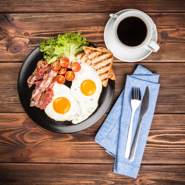 Традиционный завтрак на тарелке
 - Фото, изображение