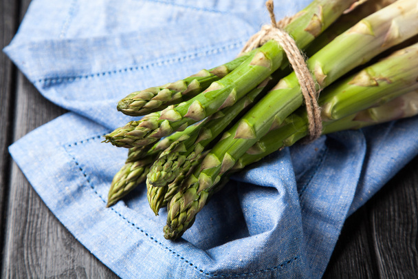 Mazzo di asparagi freschi - Foto, immagini