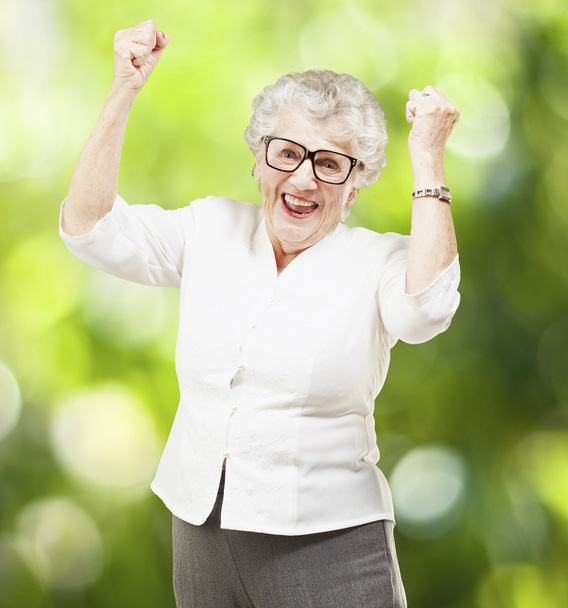Portrait d'une femme âgée joyeux geste victoire contre un
 - Photo, image