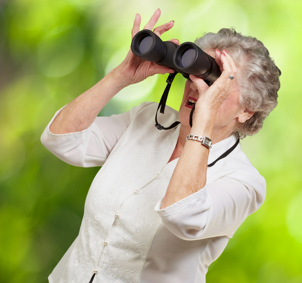 Portrét starší ženy dívá dalekohledem proti - Fotografie, Obrázek